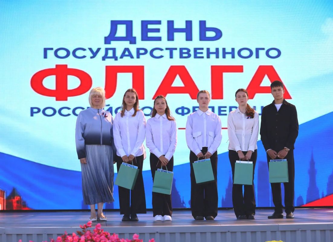 В День государственного флага Российской Федерации в Северо-Енисейском округе состоялась торжественная церемония вручения паспортов юным жителям, достигшим 14-летия