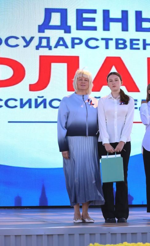 В День государственного флага Российской Федерации в Северо-Енисейском округе состоялась торжественная церемония вручения паспортов юным жителям, достигшим 14-летия В День государственного флага Российской Федерации в Северо-Енисейском округе состоялась торжественная церемония вручения паспортов юным жителям, достигшим 14-летия