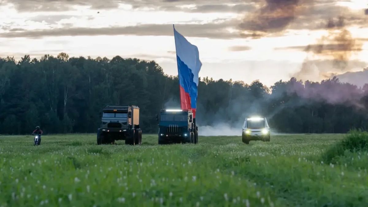 Красноярские производители вездеходной техники впервые провели совместную акцию ко Дню российского флага Красноярские производители вездеходной техники впервые провели совместную акцию ко Дню российского флага