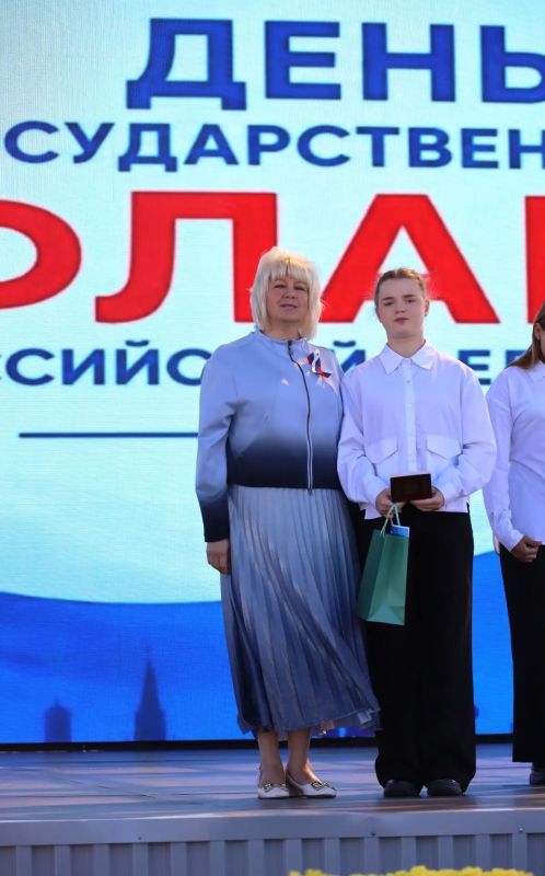 В День государственного флага Российской Федерации в Северо-Енисейском округе состоялась торжественная церемония вручения паспортов юным жителям, достигшим 14-летия В День государственного флага Российской Федерации в Северо-Енисейском округе состоялась торжественная церемония вручения паспортов юным жителям, достигшим 14-летия
