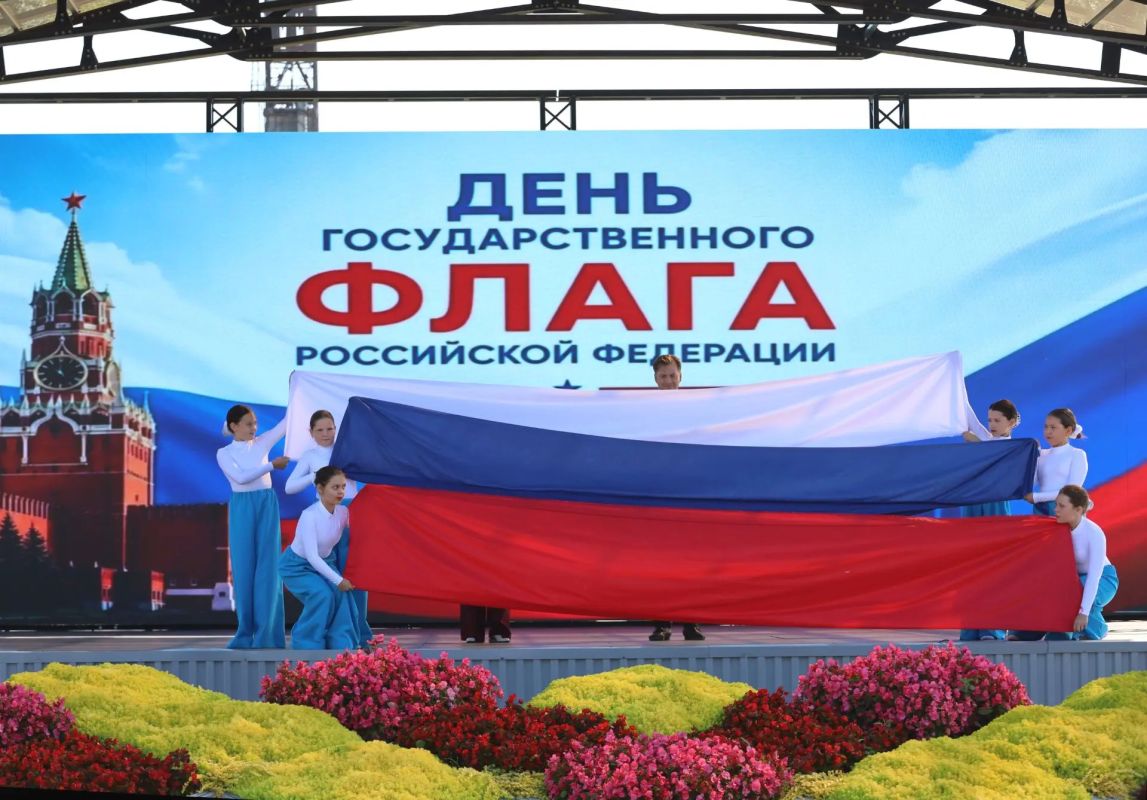 Празднование Дня Государственного флага в городском посёлке Северо-Енисейский началось с торжественной церемонии поднятия флага России