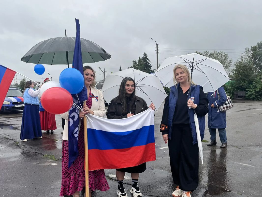 День Государственного флага в Емельяновском округе: праздник, который объединил всех День Государственного флага в Емельяновском округе: праздник, который объединил всех