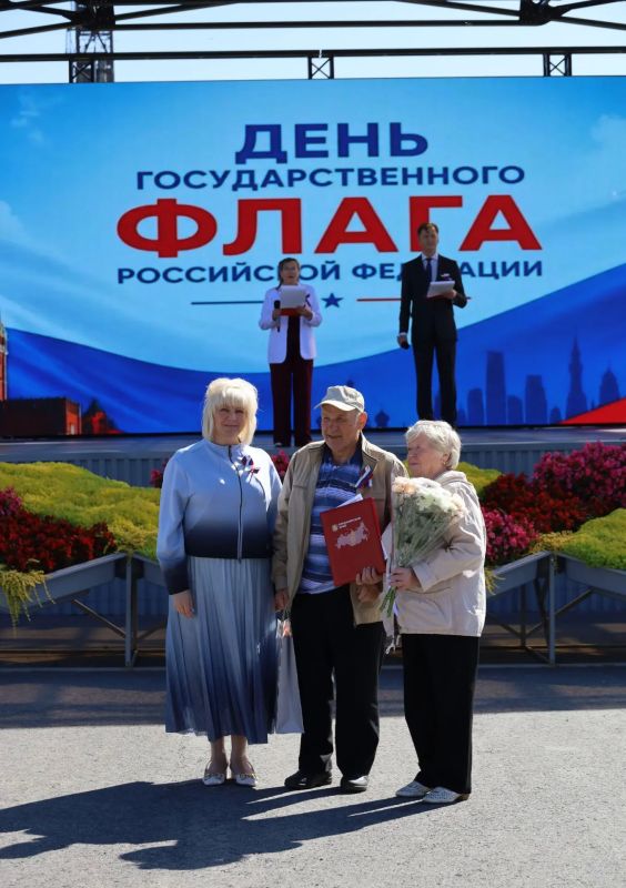 Празднование Дня Государственного флага в городском посёлке Северо-Енисейский началось с торжественной церемонии поднятия флага России Празднование Дня Государственного флага в городском посёлке Северо-Енисейский началось с торжественной церемонии поднятия флага России
