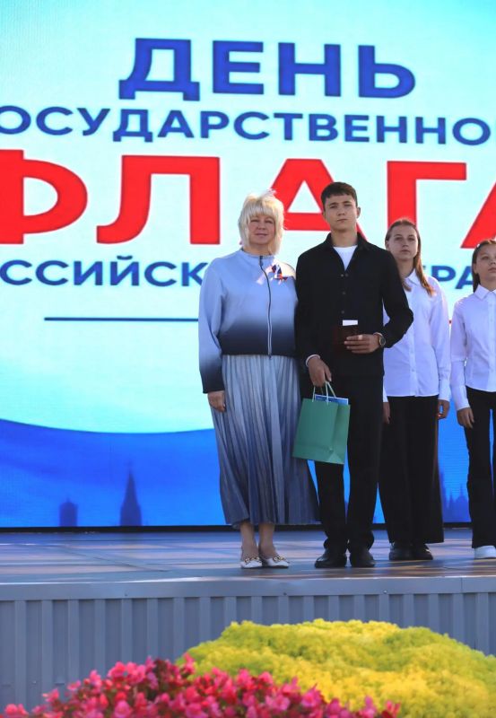 В День государственного флага Российской Федерации в Северо-Енисейском округе состоялась торжественная церемония вручения паспортов юным жителям, достигшим 14-летия В День государственного флага Российской Федерации в Северо-Енисейском округе состоялась торжественная церемония вручения паспортов юным жителям, достигшим 14-летия