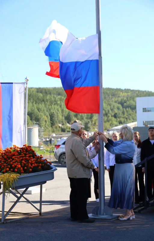 Празднование Дня Государственного флага в городском посёлке Северо-Енисейский началось с торжественной церемонии поднятия флага России Празднование Дня Государственного флага в городском посёлке Северо-Енисейский началось с торжественной церемонии поднятия флага России