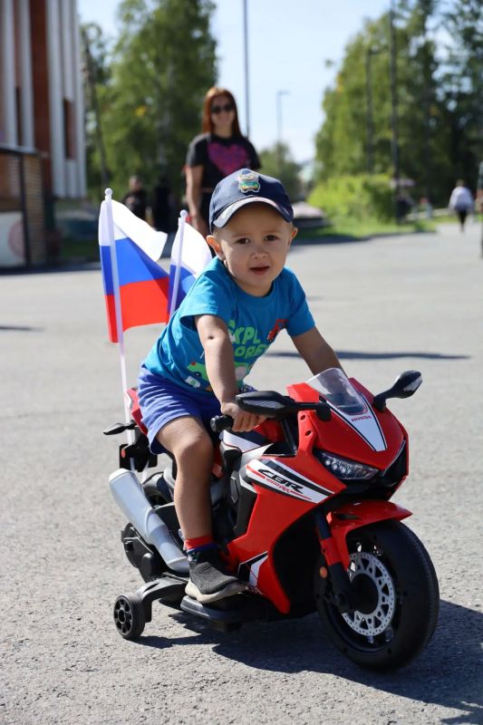 Празднование Дня Государственного флага в городском посёлке Северо-Енисейский началось с торжественной церемонии поднятия флага России Празднование Дня Государственного флага в городском посёлке Северо-Енисейский началось с торжественной церемонии поднятия флага России