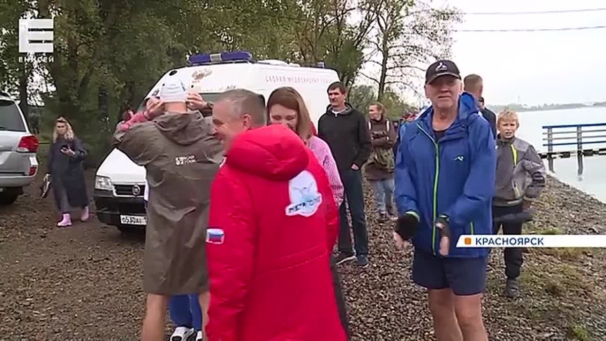 Плавцы устроили заплыв в ледяном Енисее