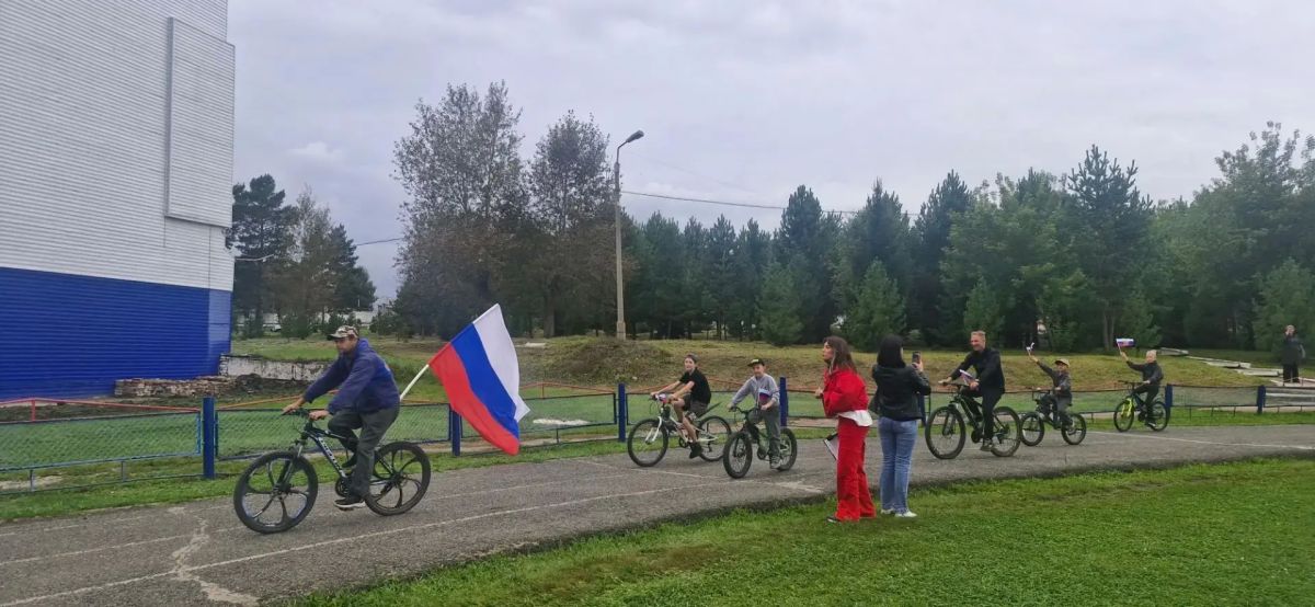 В ЗАТО поселке Солнечный прошел велопробег, посвященный Дню Государственного флага России В ЗАТО поселке Солнечный прошел велопробег, посвященный Дню Государственного флага России