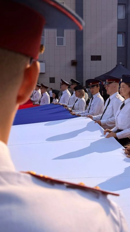 Сотрудники Госавтоинспекции Норильска приняли участие в праздновании Дня Государственного флага Российской Федерации Сотрудники Госавтоинспекции Норильска приняли участие в праздновании Дня Государственного флага Российской Федерации