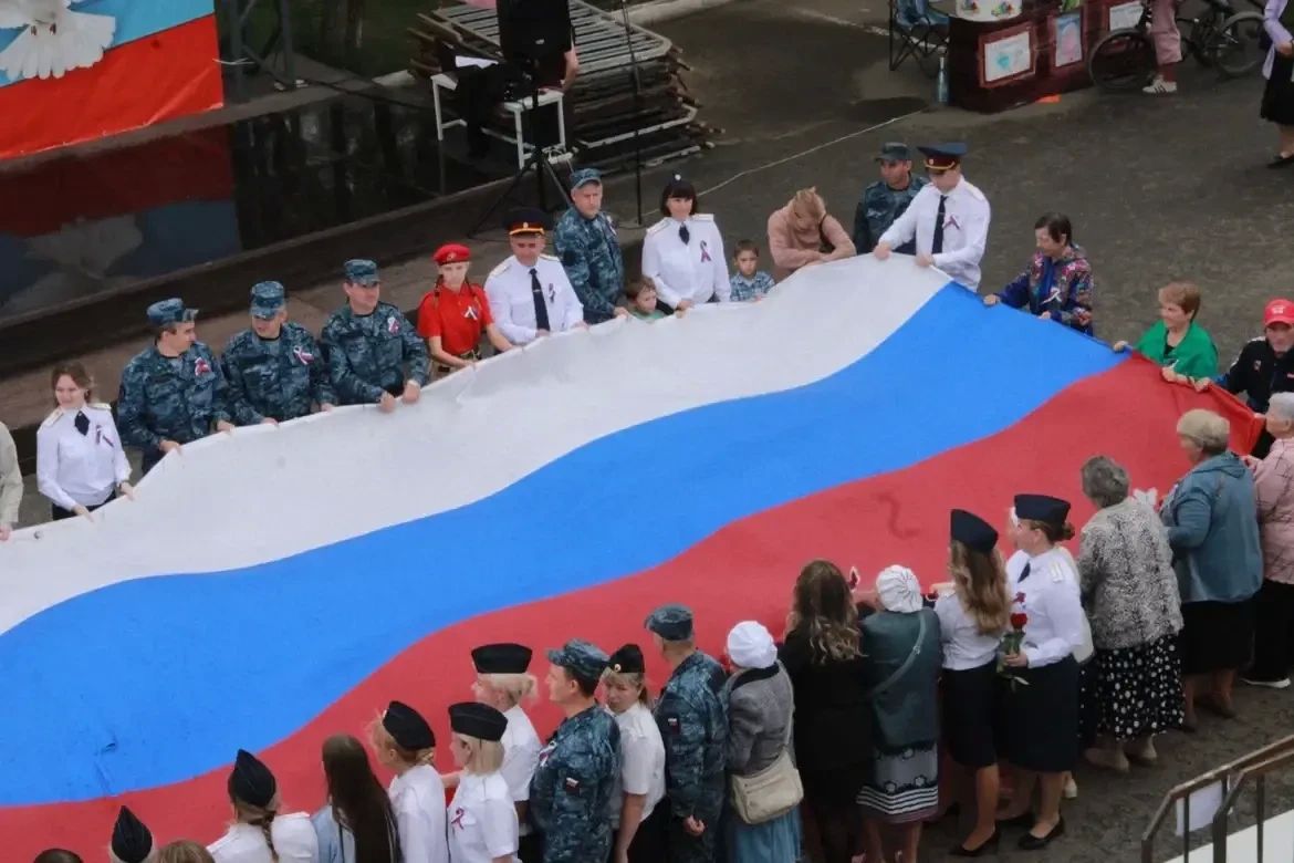 В Канском округе молодёжь развернула «живой триколор» в преддверии Дня флага В Канском округе молодёжь развернула «живой триколор» в преддверии Дня флага