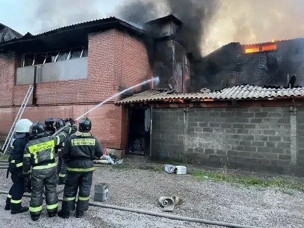 Мебельный склад горит в Красноярске Мебельный склад горит в Красноярске