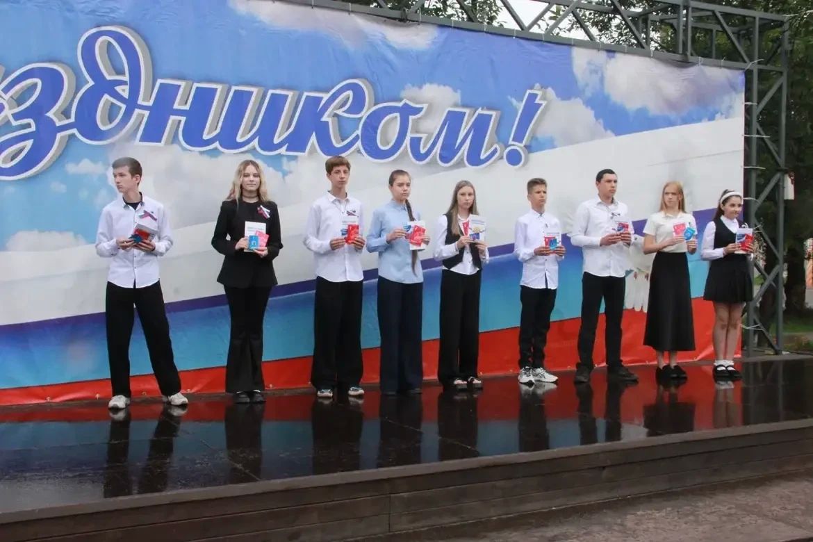 В Канском округе молодёжь развернула «живой триколор» в преддверии Дня флага В Канском округе молодёжь развернула «живой триколор» в преддверии Дня флага
