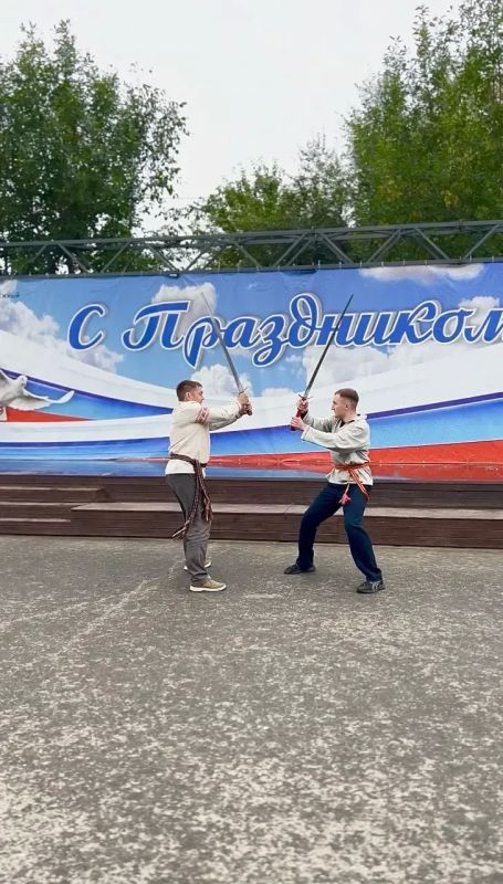 В Канском округе молодёжь развернула «живой триколор» в преддверии Дня флага В Канском округе молодёжь развернула «живой триколор» в преддверии Дня флага