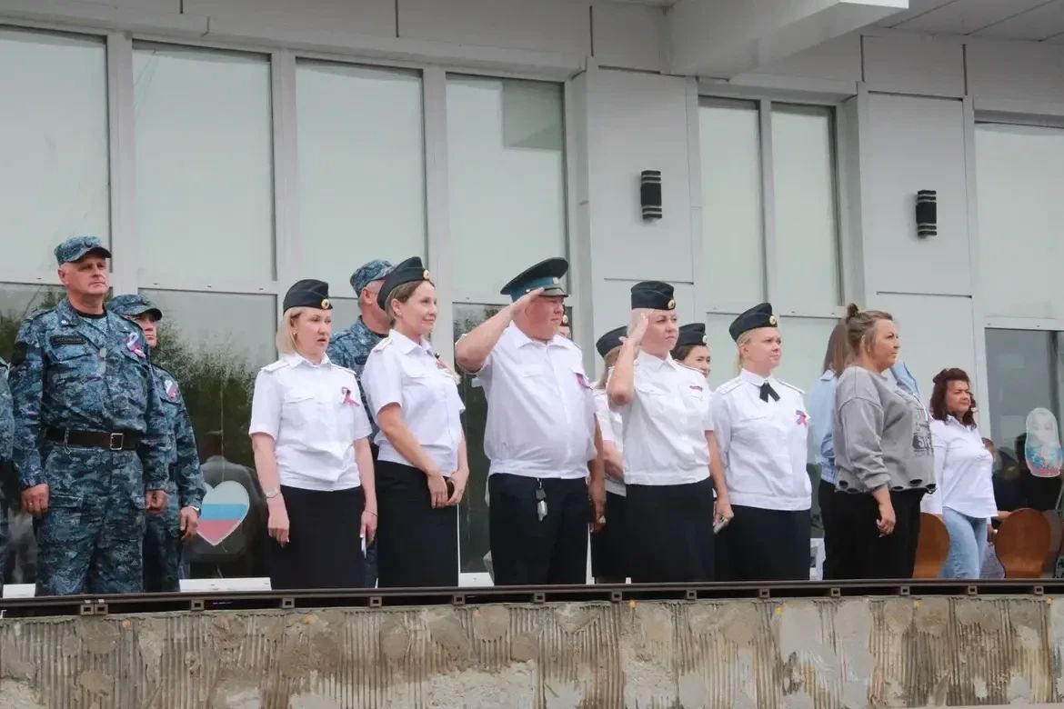 В Канском округе молодёжь развернула «живой триколор» в преддверии Дня флага В Канском округе молодёжь развернула «живой триколор» в преддверии Дня флага