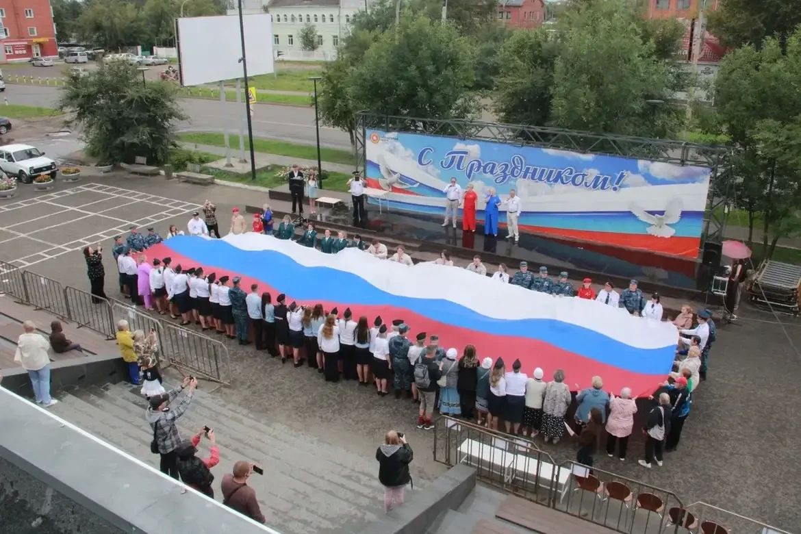 В Канском округе молодёжь развернула «живой триколор» в преддверии Дня флага В Канском округе молодёжь развернула «живой триколор» в преддверии Дня флага