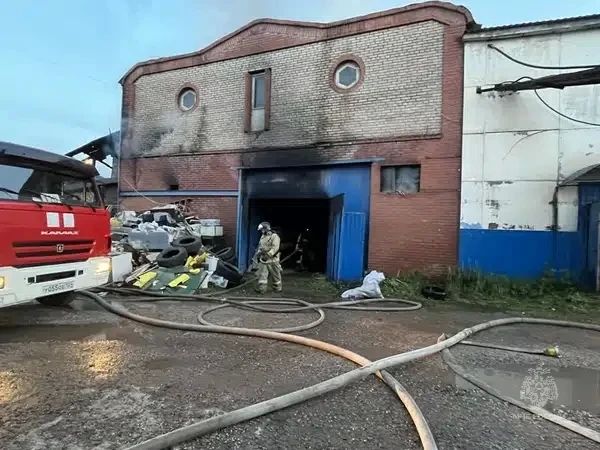 Мебельный склад горит в Красноярске Мебельный склад горит в Красноярске