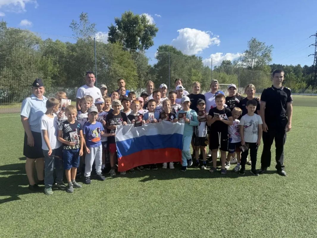 День Государственного флага России прошёл по всему краю! Стражи порядка провели серию ярких и значимых мероприятий День Государственного флага России прошёл по всему краю! Стражи порядка провели серию ярких и значимых мероприятий