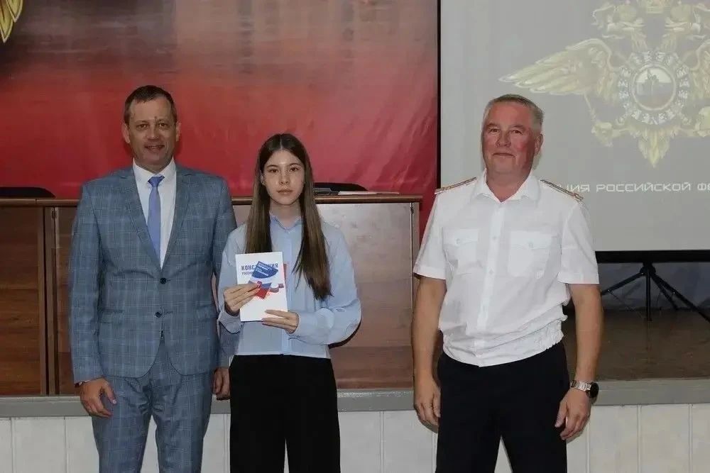 День Государственного флага России прошёл по всему краю! Стражи порядка провели серию ярких и значимых мероприятий День Государственного флага России прошёл по всему краю! Стражи порядка провели серию ярких и значимых мероприятий