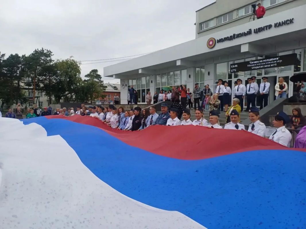 День Государственного флага России прошёл по всему краю! Стражи порядка провели серию ярких и значимых мероприятий День Государственного флага России прошёл по всему краю! Стражи порядка провели серию ярких и значимых мероприятий