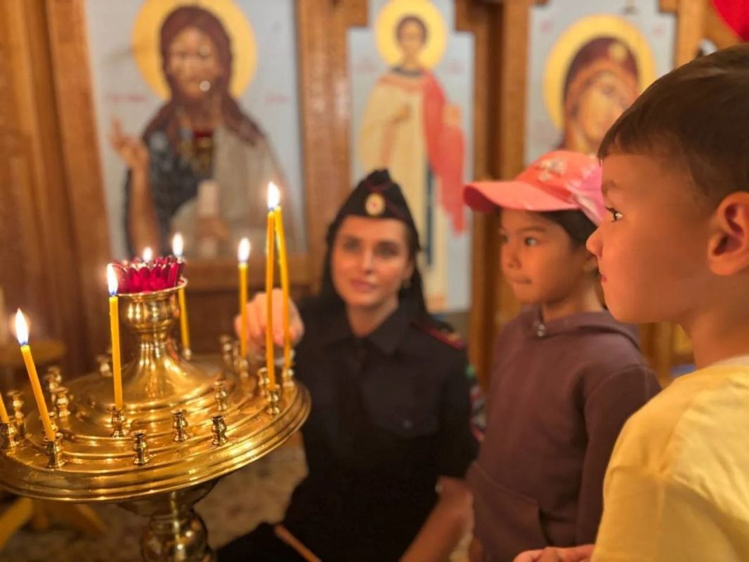 Транспортные полицейские Красноярска организовали акцию «Каникулы с общественным советом» для воспитанников детского дома «Самоцветы» Транспортные полицейские Красноярска организовали акцию «Каникулы с общественным советом» для воспитанников детского дома «Самоцветы»