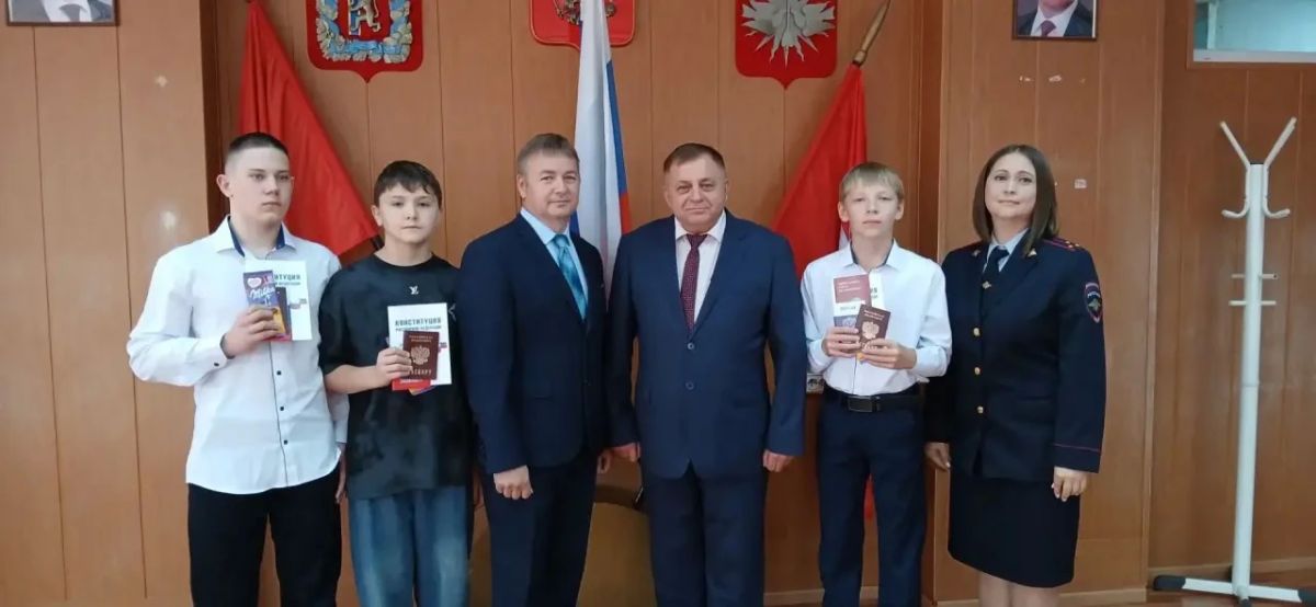 День Государственного флага России прошёл по всему краю! Стражи порядка провели серию ярких и значимых мероприятий День Государственного флага России прошёл по всему краю! Стражи порядка провели серию ярких и значимых мероприятий
