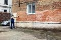 В Центральном районе закрашивают вандальные надписи на фасадах домов