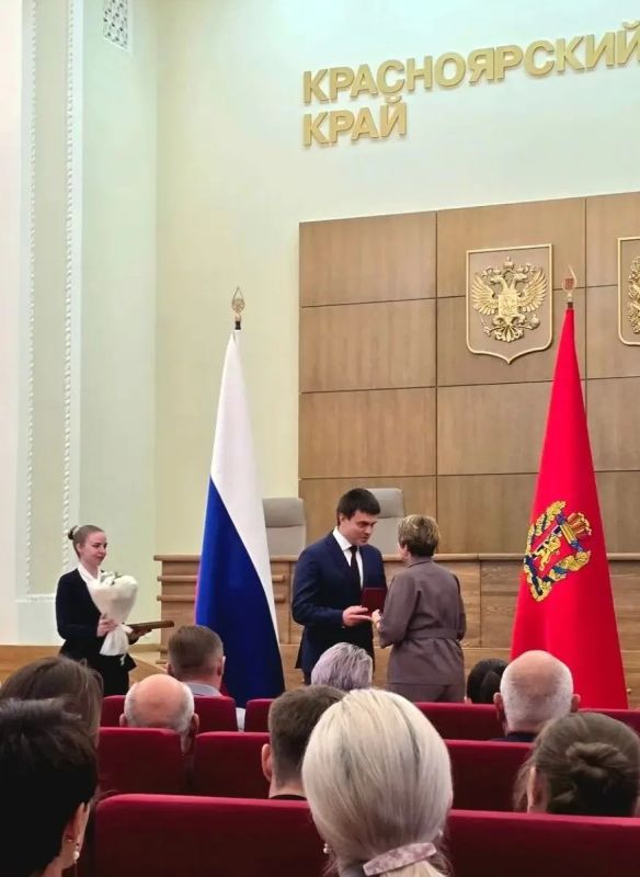 Поздравляем нашу коллегу, председателя участковой избирательной комиссии № 1599 Ирину Герасимову с вручением почетной награды – сегодня Губернатор края Михаил Котюков поздравил ее с присвоением звания «Заслуженный работник...