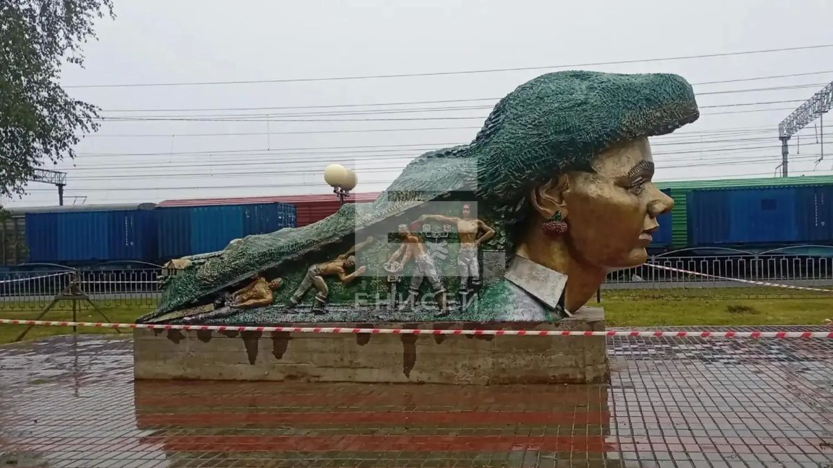 В Нижней Пойме докрашивают скульптуру «Тайга» В Нижней Пойме докрашивают скульптуру «Тайга»