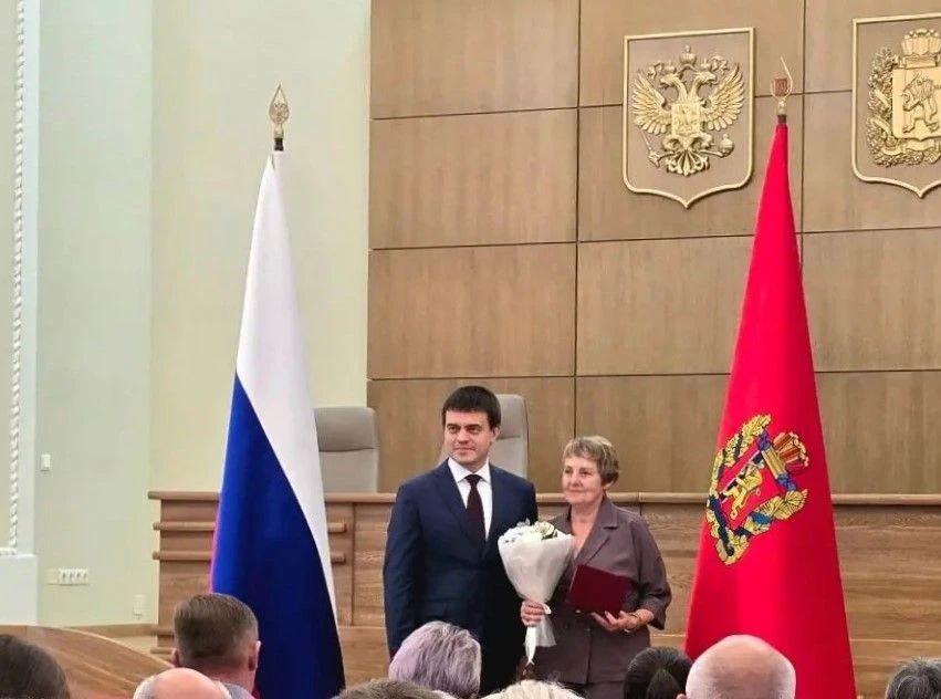 Поздравляем нашу коллегу, председателя участковой избирательной комиссии № 1599 Ирину Герасимову с вручением почетной награды – сегодня Губернатор края Михаил Котюков поздравил ее с присвоением звания «Заслуженный работник... Поздравляем нашу коллегу, председателя участковой избирательной комиссии № 1599 Ирину Герасимову с вручением почетной награды – сегодня Губернатор края Михаил Котюков поздравил ее с присвоением звания «Заслуженный работник...
