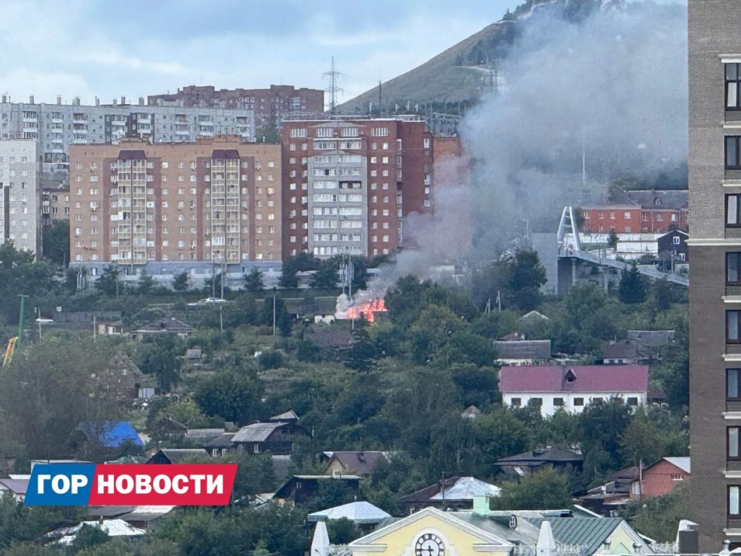 На улице Бебеля в Красноярске загорелся жилой дом