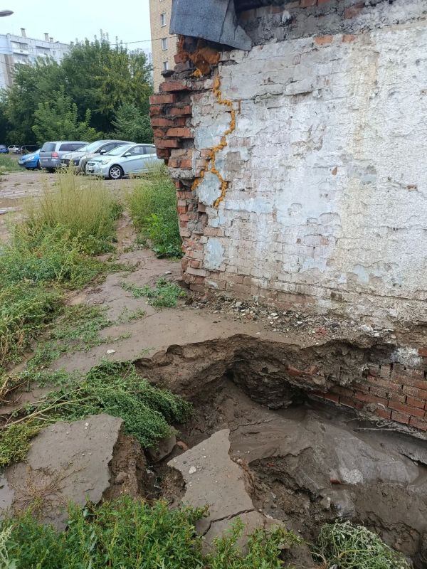 Грунт обвалился возле гаражей на Анатолия Гладкова, 20а