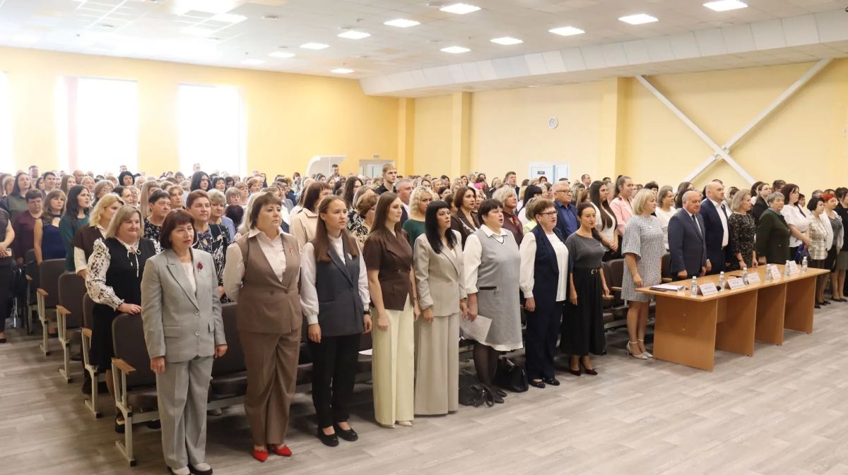 В Боготольском округе прошел традиционный августовский педагогический совет на тему: «Система образования Боготольского округа: от стратегических решений к качеству образования», где подвели итоги работы и чествовало... В Боготольском округе прошел традиционный августовский педагогический совет на тему: «Система образования Боготольского округа: от стратегических решений к качеству образования», где подвели итоги работы и чествовало...