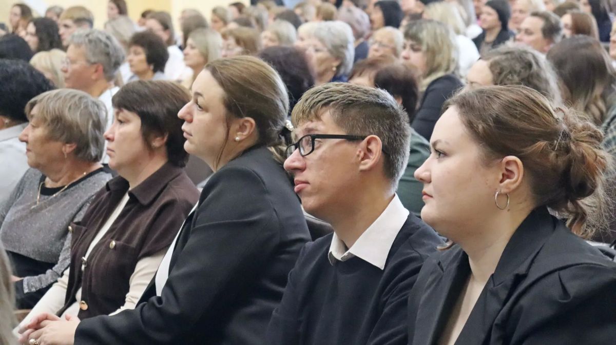 В Боготольском округе прошел традиционный августовский педагогический совет на тему: «Система образования Боготольского округа: от стратегических решений к качеству образования», где подвели итоги работы и чествовало... В Боготольском округе прошел традиционный августовский педагогический совет на тему: «Система образования Боготольского округа: от стратегических решений к качеству образования», где подвели итоги работы и чествовало...