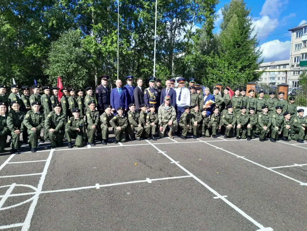 Первый заместитель начальника ГУФСИН Евгений Степанов поздравил воспитанников подшефного Лесосибирского кадетского корпуса с началом нового учебного года Первый заместитель начальника ГУФСИН Евгений Степанов поздравил воспитанников подшефного Лесосибирского кадетского корпуса с началом нового учебного года