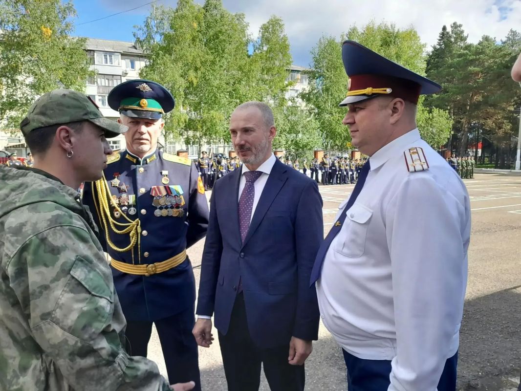Первый заместитель начальника ГУФСИН Евгений Степанов поздравил воспитанников подшефного Лесосибирского кадетского корпуса с началом нового учебного года Первый заместитель начальника ГУФСИН Евгений Степанов поздравил воспитанников подшефного Лесосибирского кадетского корпуса с началом нового учебного года