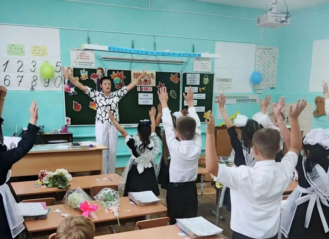 В День знаний делимся праздничными кадрами школьных линеек с участием членов избирательных комиссий края, выступающих как в роли родителей, так и педагогов – их очень много в команде организаторов выборов В День знаний делимся праздничными кадрами школьных линеек с участием членов избирательных комиссий края, выступающих как в роли родителей, так и педагогов – их очень много в команде организаторов выборов