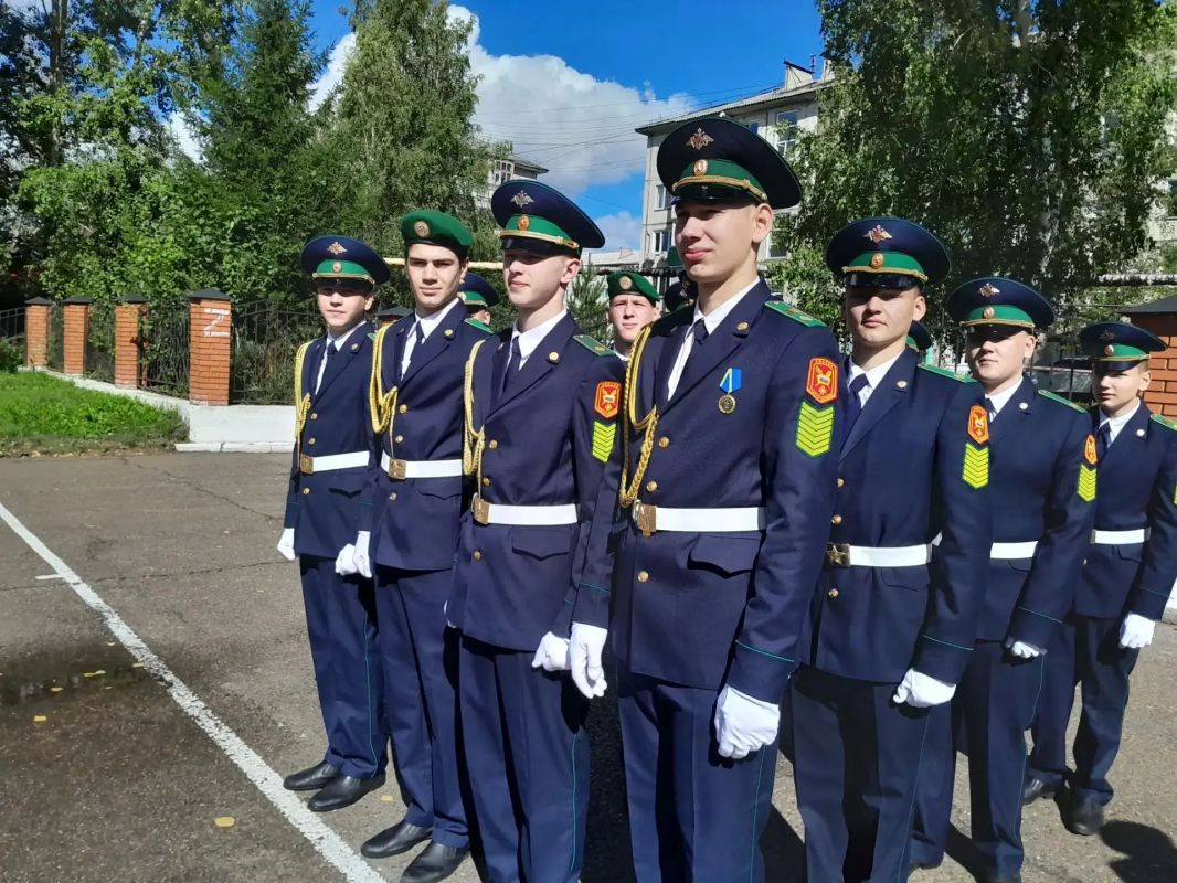 Первый заместитель начальника ГУФСИН Евгений Степанов поздравил воспитанников подшефного Лесосибирского кадетского корпуса с началом нового учебного года Первый заместитель начальника ГУФСИН Евгений Степанов поздравил воспитанников подшефного Лесосибирского кадетского корпуса с началом нового учебного года
