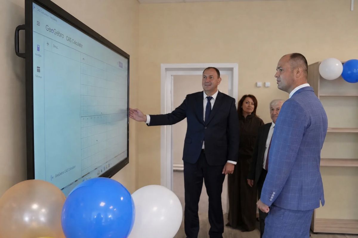 Министр транспорта Красноярского края Дмитрий Зотин поздравил школьников Казачинско-Пировского округа с Днём знаний Министр транспорта Красноярского края Дмитрий Зотин поздравил школьников Казачинско-Пировского округа с Днём знаний