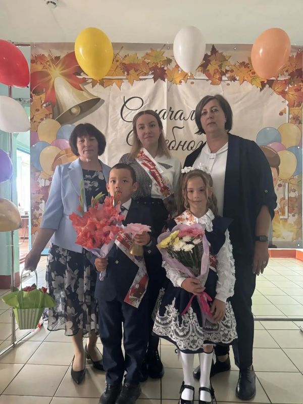 В День знаний делимся праздничными кадрами школьных линеек с участием членов избирательных комиссий края, выступающих как в роли родителей, так и педагогов – их очень много в команде организаторов выборов В День знаний делимся праздничными кадрами школьных линеек с участием членов избирательных комиссий края, выступающих как в роли родителей, так и педагогов – их очень много в команде организаторов выборов