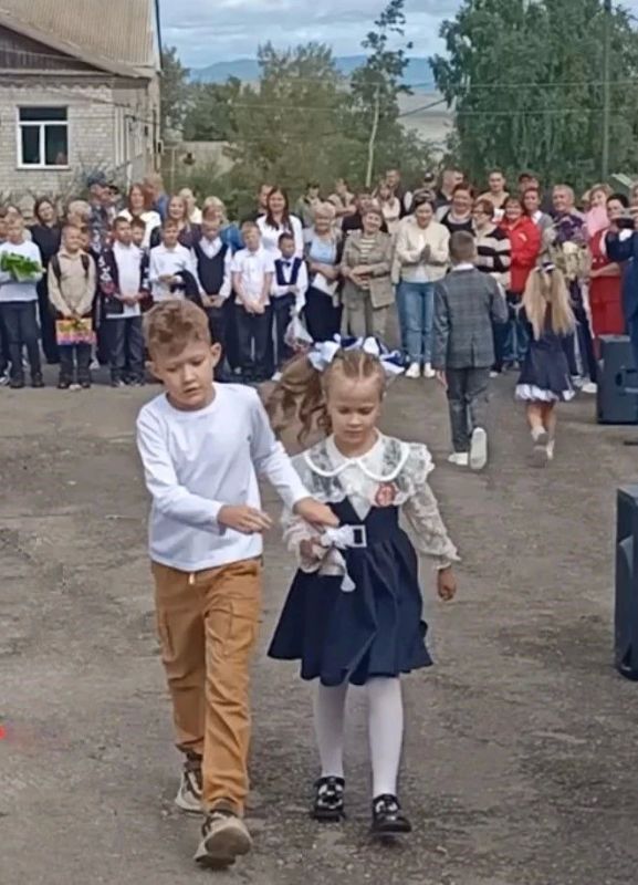 Сегодня пошла в первый класс и дала первый школьный звонок активный помощник секретаря УИК 1495 Марины Тарасовой Варвара Сегодня пошла в первый класс и дала первый школьный звонок активный помощник секретаря УИК 1495 Марины Тарасовой Варвара