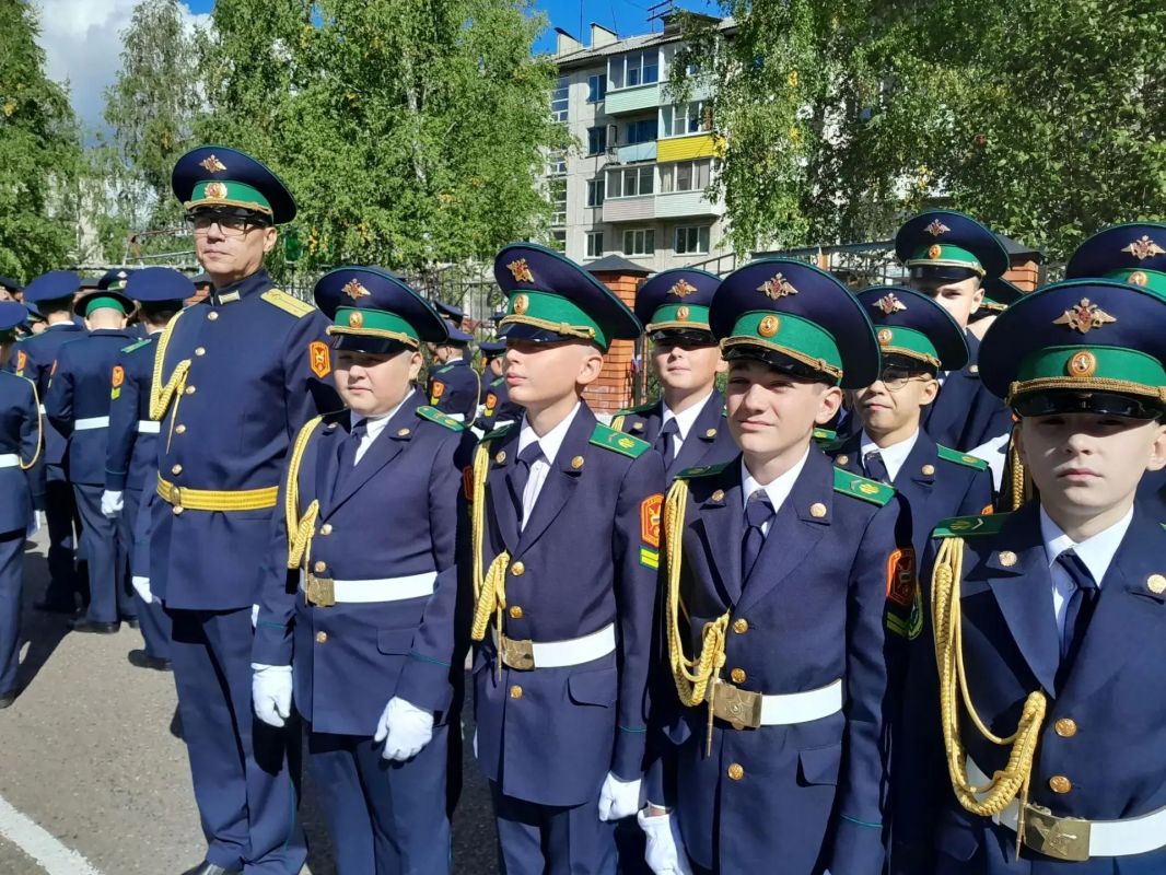 Первый заместитель начальника ГУФСИН Евгений Степанов поздравил воспитанников подшефного Лесосибирского кадетского корпуса с началом нового учебного года Первый заместитель начальника ГУФСИН Евгений Степанов поздравил воспитанников подшефного Лесосибирского кадетского корпуса с началом нового учебного года