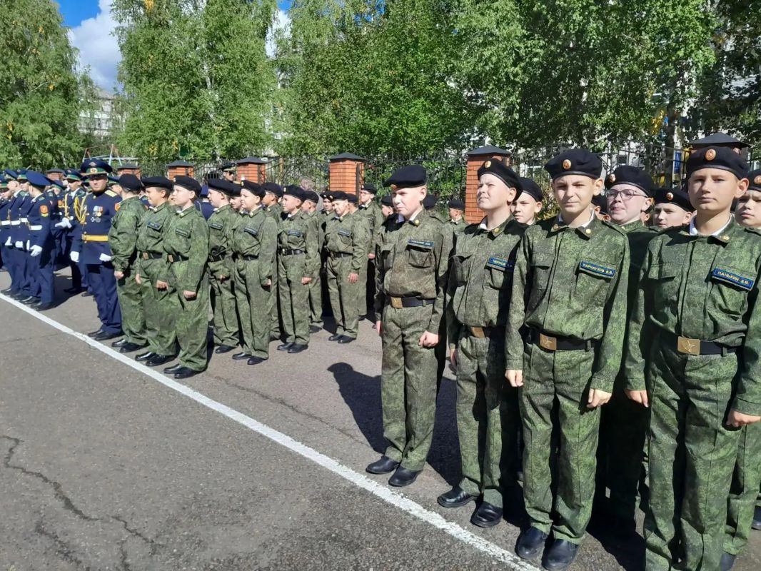 Первый заместитель начальника ГУФСИН Евгений Степанов поздравил воспитанников подшефного Лесосибирского кадетского корпуса с началом нового учебного года Первый заместитель начальника ГУФСИН Евгений Степанов поздравил воспитанников подшефного Лесосибирского кадетского корпуса с началом нового учебного года