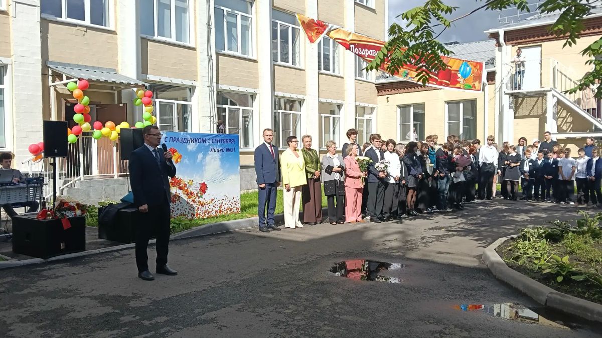 #праздник. Первый заместитель министра строительства и ЖКХ Сергей Шикунов принял участие в торжественной линейке, посвящённой Дню знаний #праздник. Первый заместитель министра строительства и ЖКХ Сергей Шикунов принял участие в торжественной линейке, посвящённой Дню знаний