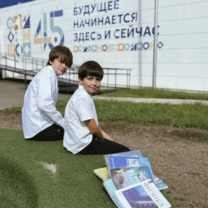 С Днём знаний!. 1 сентября — день, когда лето официально уступает место школьным будням, рюкзакам, новым тетрадям и большим планам С Днём знаний!. 1 сентября — день, когда лето официально уступает место школьным будням, рюкзакам, новым тетрадям и большим планам