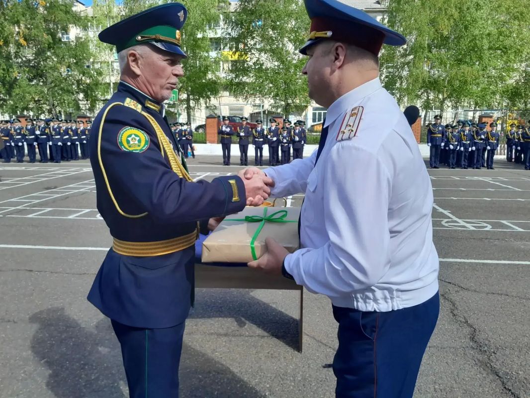 Первый заместитель начальника ГУФСИН Евгений Степанов поздравил воспитанников подшефного Лесосибирского кадетского корпуса с началом нового учебного года Первый заместитель начальника ГУФСИН Евгений Степанов поздравил воспитанников подшефного Лесосибирского кадетского корпуса с началом нового учебного года