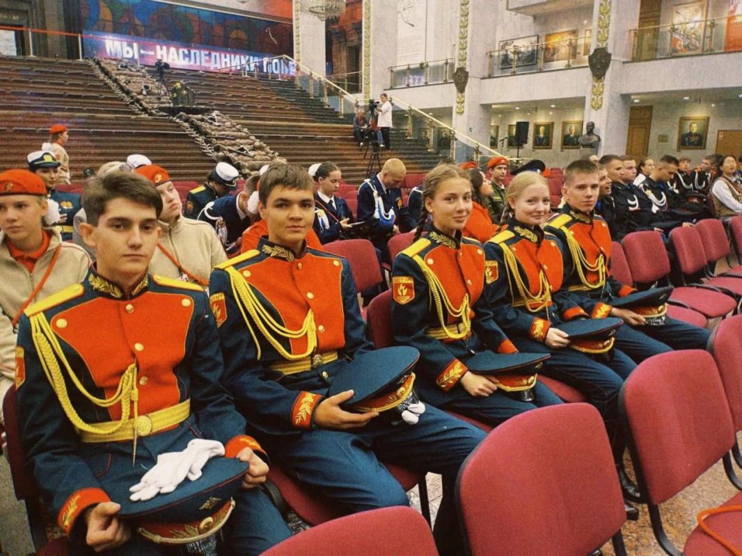 Долг, честь, победа. В Москве завершился Всероссийский слёт «Пост № 1» — масштабное событие, объединившее 450 участников из 73 регионов России и Республики Южная Осетия В течение двух соревновательных дней участники... Долг, честь, победа. В Москве завершился Всероссийский слёт «Пост № 1» — масштабное событие, объединившее 450 участников из 73 регионов России и Республики Южная Осетия В течение двух соревновательных дней участники...