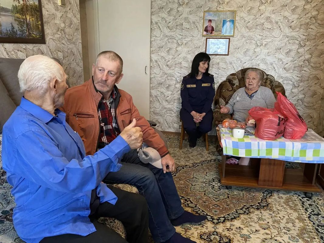 Низкий поклон герою. В День памяти воинов Второй мировой войны сотрудники колонии-поселения 48 навестили Леонида Петровича Иванькова — человека, чей жизненный путь стал примером мужества и верности долгу Низкий поклон герою. В День памяти воинов Второй мировой войны сотрудники колонии-поселения 48 навестили Леонида Петровича Иванькова — человека, чей жизненный путь стал примером мужества и верности долгу