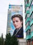 Два новых мурала украсили фасады домов в Красноярске