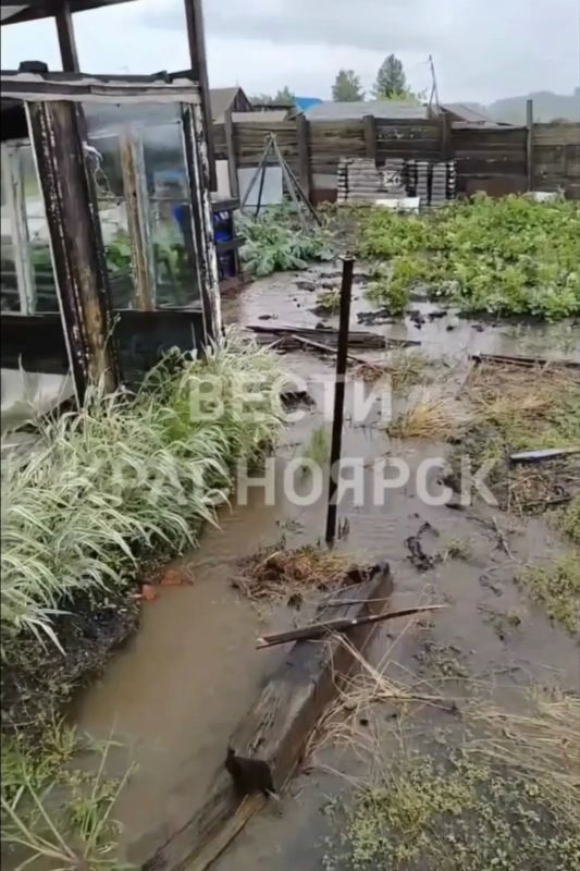 В Заозерном после ремонта дороги дождевая вода с проезжей части стекает в огород жителям В Заозерном после ремонта дороги дождевая вода с проезжей части стекает в огород жителям