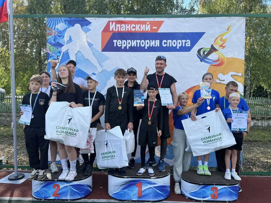 Всей семьёй — к победе!. 5 сентября стадион «Локомотив» в Иланском стал точкой притяжения для самых активных и спортивных семей округа Всей семьёй — к победе!. 5 сентября стадион «Локомотив» в Иланском стал точкой притяжения для самых активных и спортивных семей округа